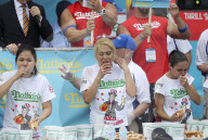 FEATURE - Einmal vollstopfen bitte: Hot Dog Eating Contest in New York