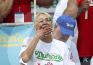 FEATURE - Einmal vollstopfen bitte: Hot Dog Eating Contest in New York