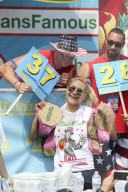 FEATURE - Einmal vollstopfen bitte: Hot Dog Eating Contest in New York