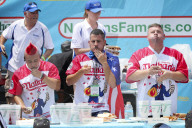 FEATURE - Einmal vollstopfen bitte: Hot Dog Eating Contest in New York