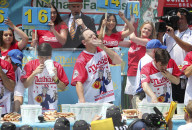 FEATURE - Einmal vollstopfen bitte: Hot Dog Eating Contest in New York