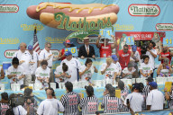 FEATURE - Einmal vollstopfen bitte: Hot Dog Eating Contest in New York
