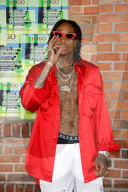 PEOPLE - Wiz Khalifa kifft neben Lottie Moss und Winnie Harlow Frontrow in Berlin