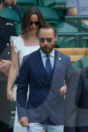 PEOPLE - Pippa Middleton verfolgt gespannt das Spiel in Wimbledon zusammen mit ihrem Bruder James