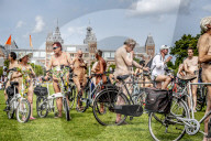 FEATURE - Naked Worls Bikeride: Nackt auf dem Velo