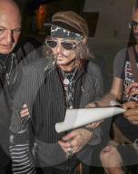 PEOPLE - Johnny Depp verlässt rauchend das Eden Hotel in Rom