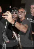 PEOPLE - Johnny Depp verlässt rauchend das Eden Hotel in Rom