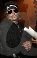 PEOPLE - Johnny Depp verlässt rauchend das Eden Hotel in Rom