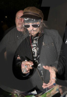 PEOPLE - Johnny Depp verlässt rauchend das Eden Hotel in Rom
