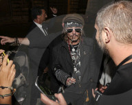 PEOPLE - Johnny Depp verlässt rauchend das Eden Hotel in Rom