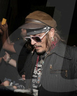 PEOPLE - Johnny Depp verlässt rauchend das Eden Hotel in Rom