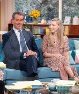 PEOPLE - Pierce Brosnan und Amanda Seyfried sitzen gemeinsam bei der TV Show "This Morning"