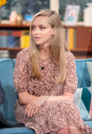 PEOPLE - Pierce Brosnan und Amanda Seyfried sitzen gemeinsam bei der TV Show "This Morning"