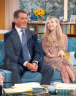 PEOPLE - Pierce Brosnan und Amanda Seyfried sitzen gemeinsam bei der TV Show "This Morning"
