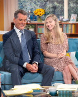 PEOPLE - Pierce Brosnan und Amanda Seyfried sitzen gemeinsam bei der TV Show "This Morning"