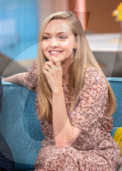 PEOPLE - Pierce Brosnan und Amanda Seyfried sitzen gemeinsam bei der TV Show "This Morning"