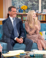 PEOPLE - Pierce Brosnan und Amanda Seyfried sitzen gemeinsam bei der TV Show "This Morning"