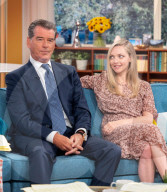 PEOPLE - Pierce Brosnan und Amanda Seyfried sitzen gemeinsam bei der TV Show "This Morning"