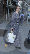 PEOPLE - Carey Mulligan hat den Fuss im Gips