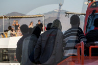 NEWS - 56 gerettete Flüchtlinge treffen im spanischen Motril ein