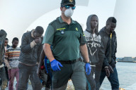 NEWS - 56 gerettete Flüchtlinge treffen im spanischen Motril ein