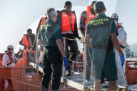 NEWS - 56 gerettete Flüchtlinge treffen im spanischen Motril ein