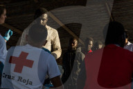 NEWS - 56 gerettete Flüchtlinge treffen im spanischen Motril ein