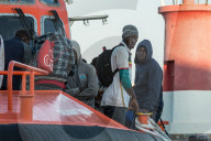 NEWS - 56 gerettete Flüchtlinge treffen im spanischen Motril ein