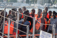 NEWS - 56 gerettete Flüchtlinge treffen im spanischen Motril ein