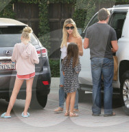 EXKLUSIV - Denise Richards geht mit ihren Töchtern und ihrem Freund Aaron Ohypers in Malibu einkaufen