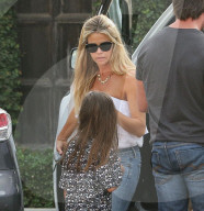 EXKLUSIV - Denise Richards geht mit ihren Töchtern und ihrem Freund Aaron Ohypers in Malibu einkaufen