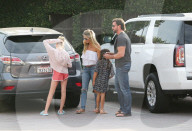 EXKLUSIV - Denise Richards geht mit ihren Töchtern und ihrem Freund Aaron Ohypers in Malibu einkaufen