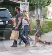EXKLUSIV - Denise Richards geht mit ihren Töchtern und ihrem Freund Aaron Ohypers in Malibu einkaufen