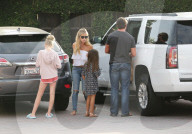 EXKLUSIV - Denise Richards geht mit ihren Töchtern und ihrem Freund Aaron Ohypers in Malibu einkaufen