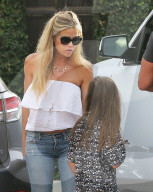 EXKLUSIV - Denise Richards geht mit ihren Töchtern und ihrem Freund Aaron Ohypers in Malibu einkaufen