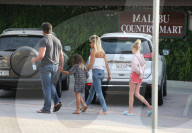 EXKLUSIV - Denise Richards geht mit ihren Töchtern und ihrem Freund Aaron Ohypers in Malibu einkaufen