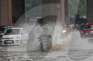 NEWS - Indien: Überschwemmungen nach starkem Regen in Mumbai
