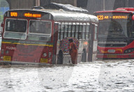 NEWS - Indien: Überschwemmungen nach starkem Regen in Mumbai