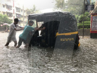 NEWS - Indien: Überschwemmungen nach starkem Regen in Mumbai