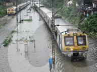 NEWS - Indien: Überschwemmungen nach starkem Regen in Mumbai