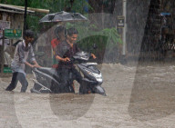 NEWS - Indien: Überschwemmungen nach starkem Regen in Mumbai