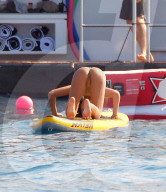 EXKLUSIV - Suf-Versuche unter Papa's wachsamen Auge: Die Stallone-MŠdels