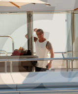 EXKLUSIV - Suf-Versuche unter Papa's wachsamen Auge: Die Stallone-MŠdels