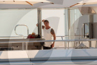 EXKLUSIV - Suf-Versuche unter Papa's wachsamen Auge: Die Stallone-MŠdels