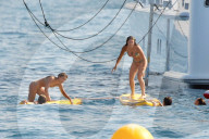 EXKLUSIV - Suf-Versuche unter Papa's wachsamen Auge: Die Stallone-MŠdels