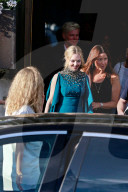 PEOPLE - Amanda Seyfried vertreilt Autogramme an der Premiere von "Mamma Mia! Here we go again" in Stockholm