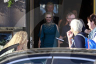 PEOPLE - Amanda Seyfried vertreilt Autogramme an der Premiere von "Mamma Mia! Here we go again" in Stockholm