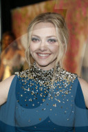 PEOPLE - Amanda Seyfried vertreilt Autogramme an der Premiere von "Mamma Mia! Here we go again" in Stockholm