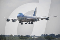 NEWS - Donald und Melania Trump treffen in London Stansted ein