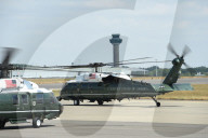 NEWS - Donald und Melania Trump treffen in London Stansted ein